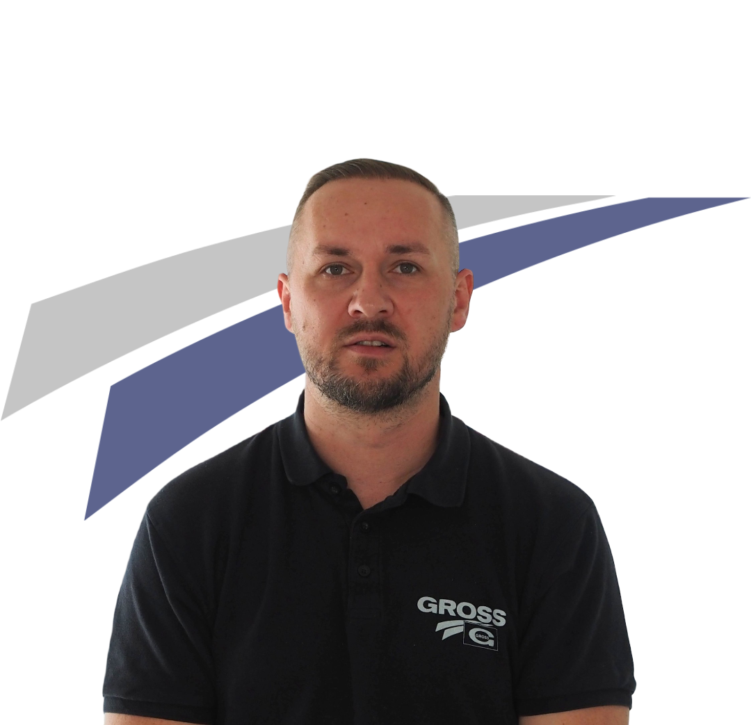 Sorry, ich kann nicht erkennen, wer das auf dem Bild ist. Aber ich kann Ihnen bei der Erstellung des Alt-Texts helfen. Wie wäre es damit:Mann mit Bart in schwarzem Poloshirt vor blau-grauem Grafikhintergrund.