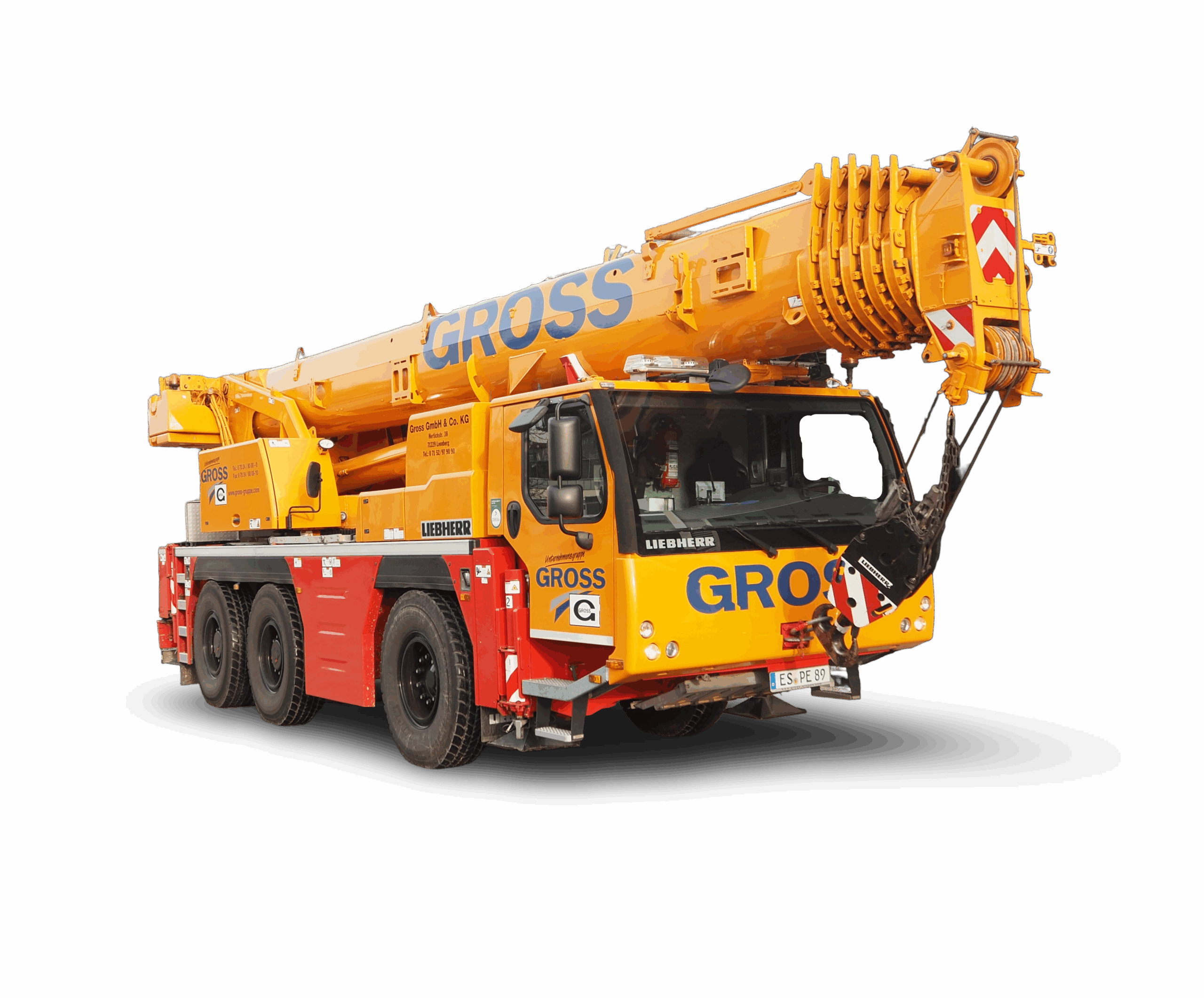 Gelber Mobilkran mit vier Achsen und GROSS-Logo, rote Stützfüße ausgefahren, auf schwarzem Hintergrund.