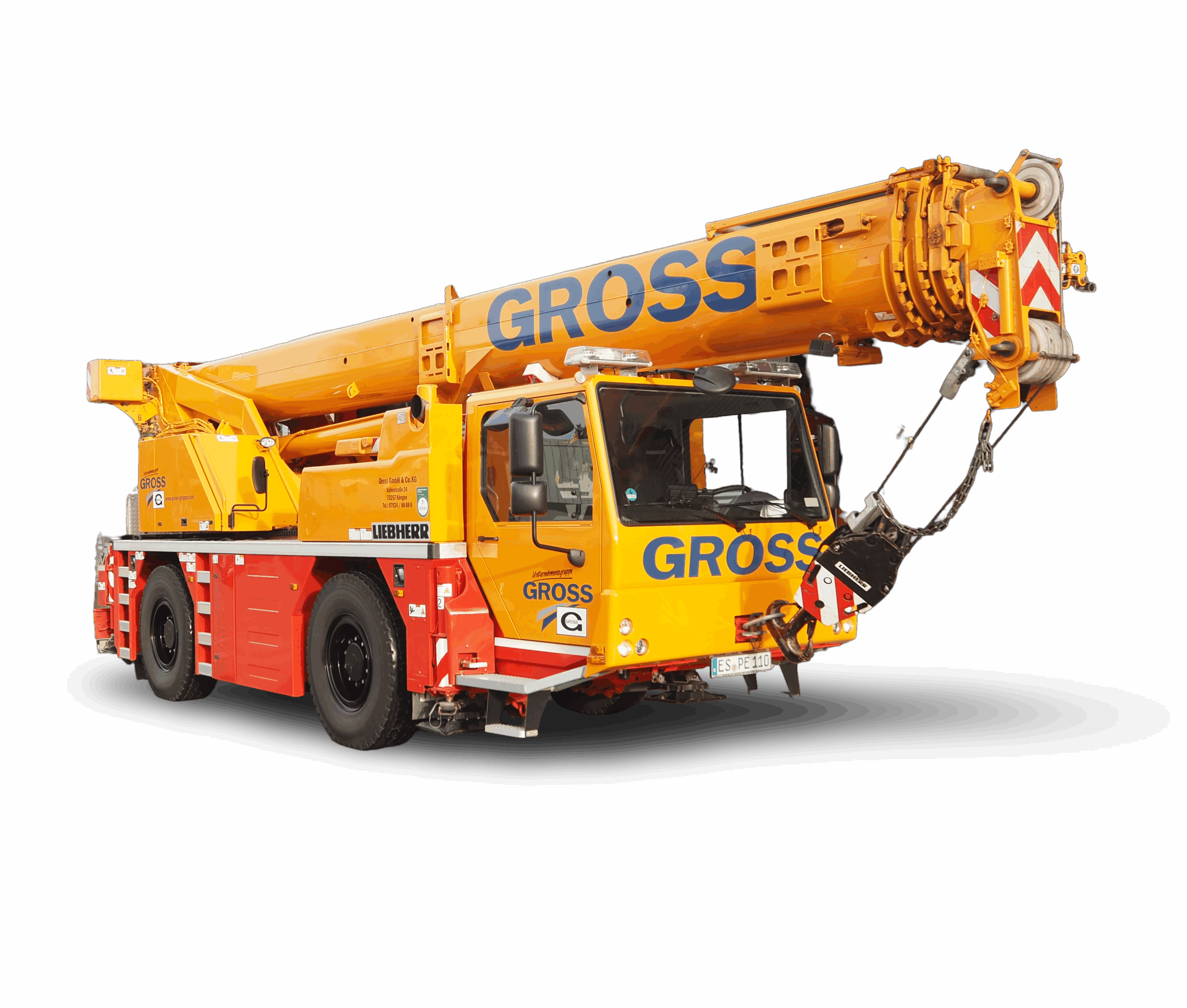 Gelber und roter Mobilkran von GROSS mit ausgefahrenem Ausleger, auf weißem Hintergrund isoliert.